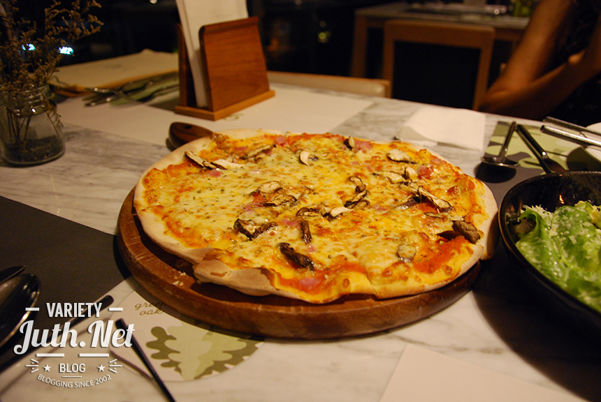 Ham and mushroom pizza