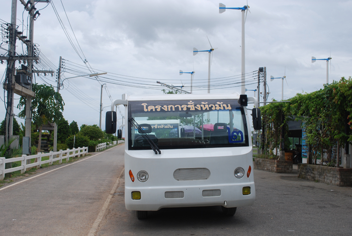 ขึ้นรถพาชมรอบโครงการ