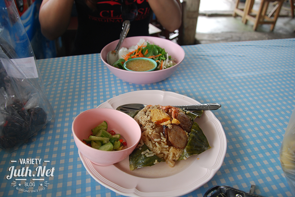 ร้านอยู่ติดกับสะพานพรประชา