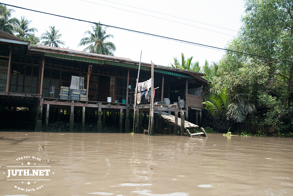 บ้านเรือนริมน้ำ