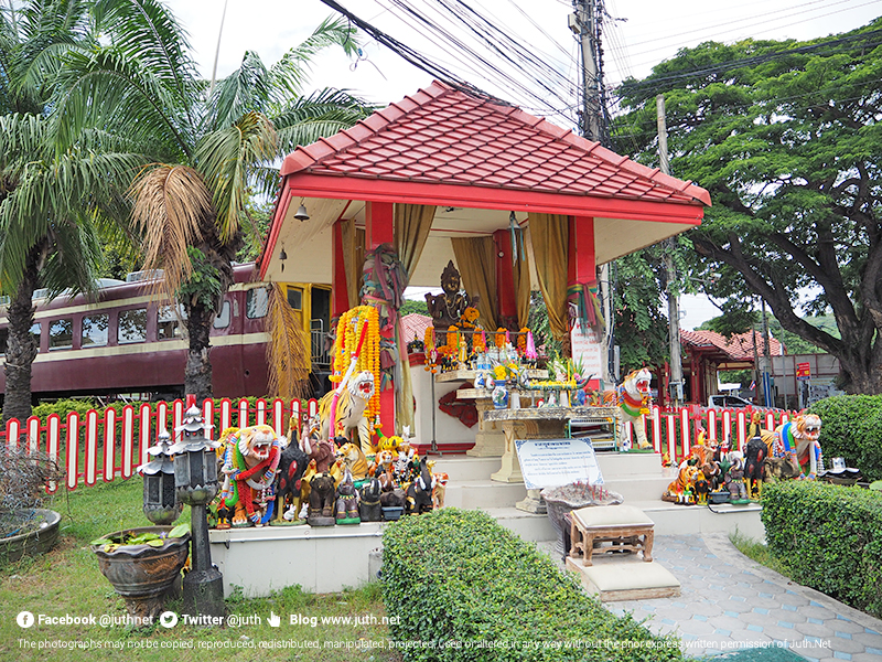 ศาลพระพรหม หน้าสถานีรถไฟหัวหิน