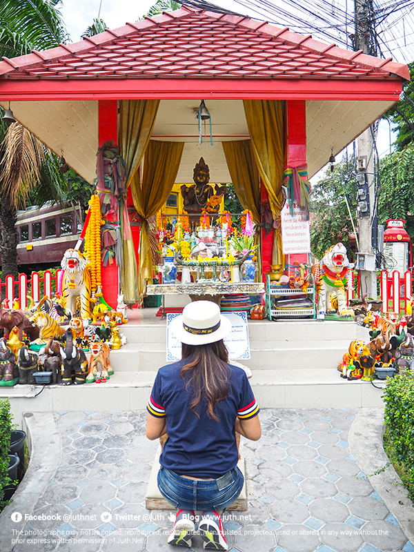 ศาลพระพรหม หน้าสถานีรถไฟหัวหิน