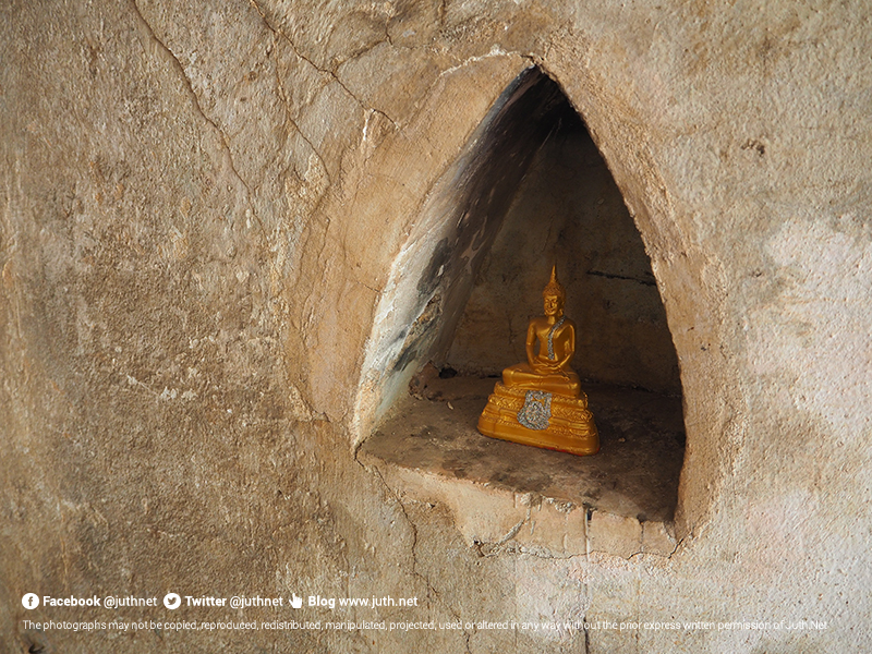 พระพุทธรูปภายในช่องอุโมงค์