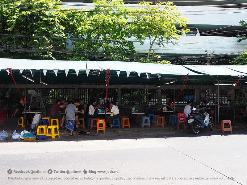 ร้านด้านหน้าอาคารจอดรถ